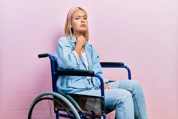 Красивая Блондинка Сидящая Инвалидной Коляске Трогает Болезненную Шею Болит Горло — стоковое фото