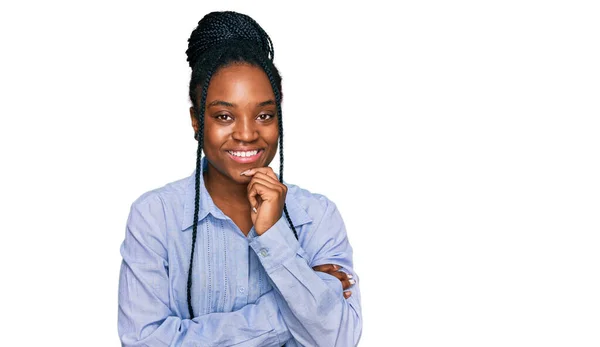 Молодая Африканская Американка Повседневной Одежде Уверенно Смотрит Камеру Скрещенными Руками — стоковое фото