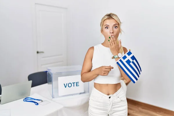 Jovem Mulher Caucasiana Eleição Campanha Política Segurando Bandeira Grega Cobrindo — Fotografia de Stock