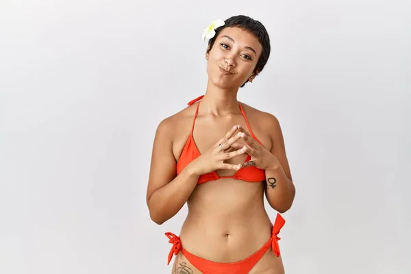 Mujer Hispana Joven Con Pelo Corto Con Las Manos Bikini — Foto de Stock