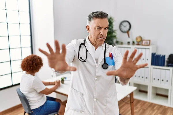 Middelbare Leeftijd Arts Man Kliniek Met Een Patiënt Bang Doodsbang — Stockfoto