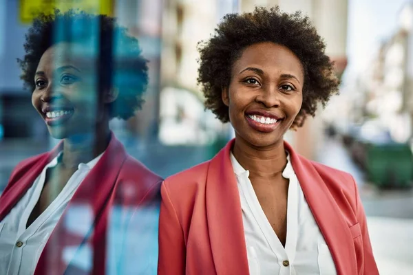 Красива Ділова Афроамериканська Жінка Афро Волоссям Усміхається Щасливим Впевненим Відкритому — стокове фото