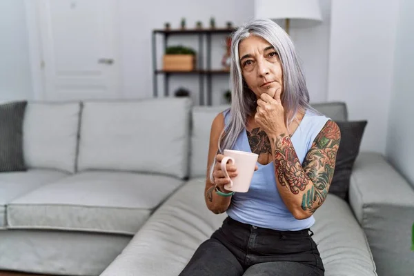 Mujer Pelo Gris Mediana Edad Bebiendo Café Sentada Sofá Casa — Foto de Stock