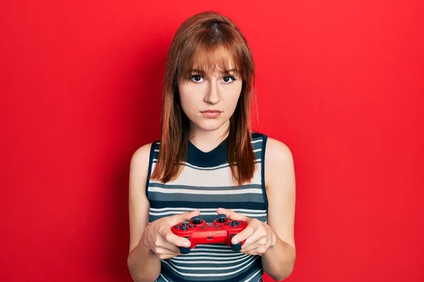 Rödhårig Ung Kvinna Spelar Spel Innehav Controller Avslappnad Med Allvarliga — Stockfoto