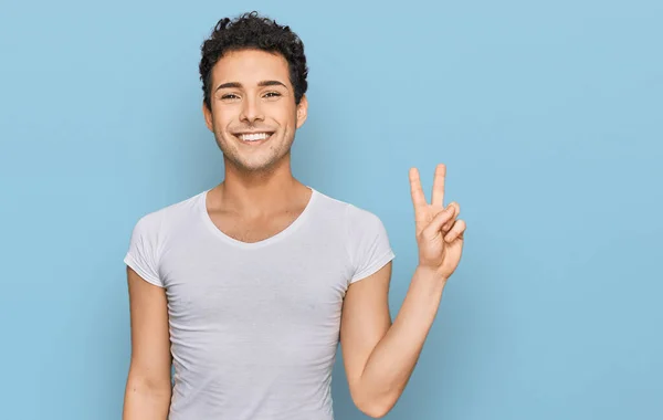 Joven Hombre Guapo Con Camiseta Blanca Casual Sonriendo Con Cara —  Fotos de Stock