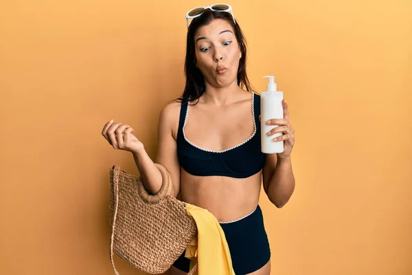 Fiatal Latin Visel Bikini Kalap Gazdaság Nyári Fonott Kézitáska Fényvédő — Stock Fotó