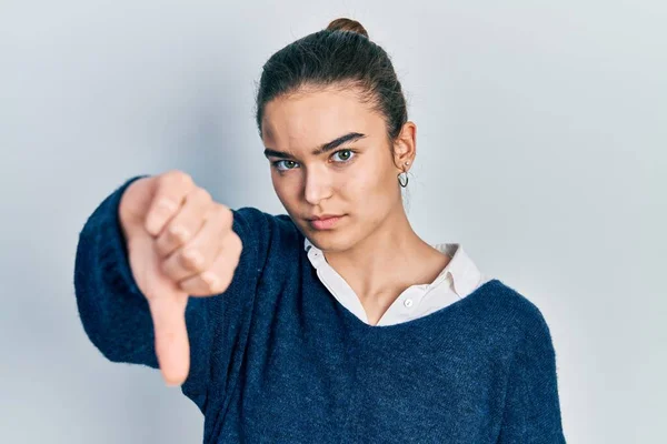 Menina Caucasiana Jovem Vestindo Roupas Casuais Olhando Infeliz Irritado Mostrando — Fotografia de Stock