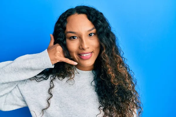 Mujer Latina Joven Vistiendo Ropa Casual Sonriendo Haciendo Gesto Telefónico — Foto de Stock