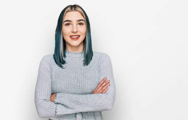 Ung Moderne Pige Iført Afslappet Sweater Glad Ansigt Smilende Med - Stock-foto