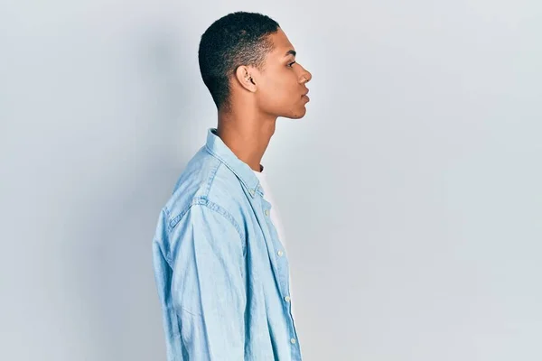 Mladý Africký Američan Chlap Sobě Ležérní Oblečení Hledá Stranu Relaxační — Stock fotografie