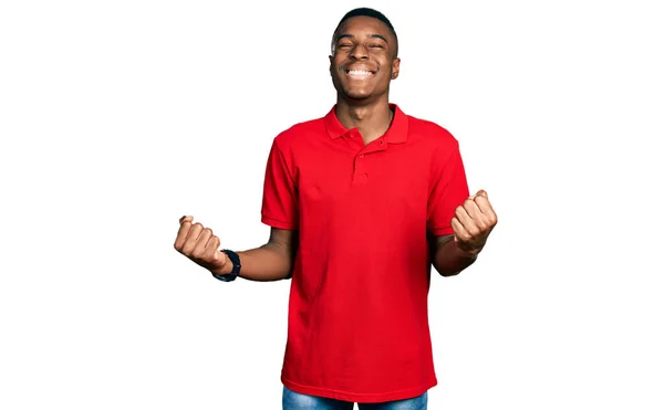 Joven Hombre Afroamericano Vistiendo Casual Camiseta Roja Muy Feliz Emocionado —  Fotos de Stock