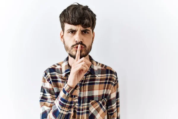 有胡子的西班牙裔男人站在孤立的背景下 要求安静 手指放在嘴唇上 沉默和秘密概念 — 图库照片