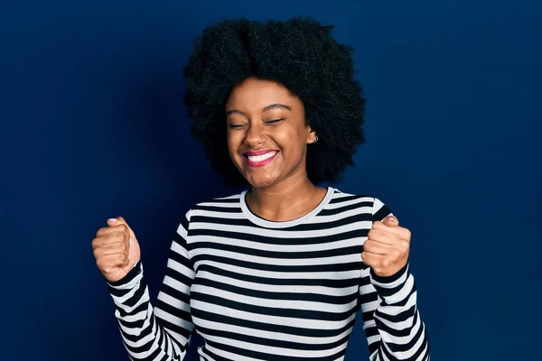 Молода Афроамериканська Жінка Одягнена Повсякденний Одяг Захоплена Успіхом Піднятими Руками — стокове фото