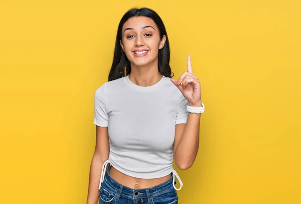Mladý Hispánec Dívka Sobě Ležérní Bílé Tričko Ukazující Ukazující Nahoru — Stock fotografie