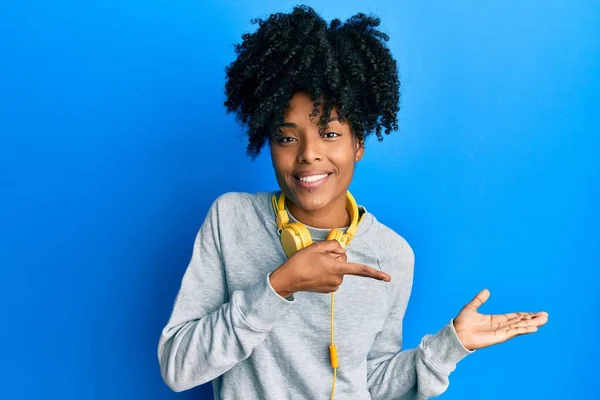 Африканська Американка Волоссям Афро Светрі Навушники Вражені Посміхаються Перед Камерою — стокове фото