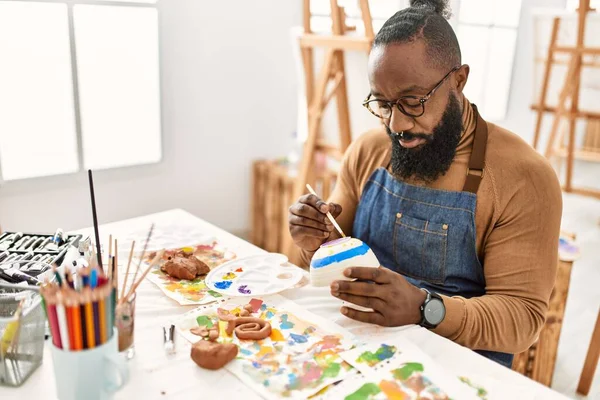 Genç Afrikalı Amerikalı Sanatçı Sanat Stüdyosunda Seramik Boyamaya Konsantre Oluyor — Stok fotoğraf