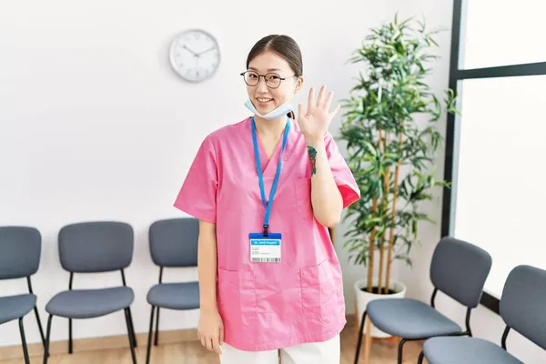 Jovem Enfermeira Asiática Mulher Sala Espera Médica Renunciando Dizendo Olá — Fotografia de Stock