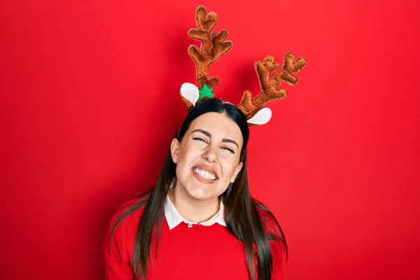 Genç Spanyol Kadın Şirin Noel Geyiği Boynuzları Takıyor Pozitif Mutlu — Stok fotoğraf