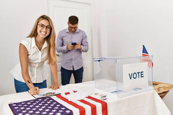 Mladý Americký Volič Žena Usměvavá Šťastný Psaní Schránce Volební Vysoké — Stock fotografie