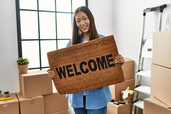 若いです中国の女の子笑顔幸せな開催歓迎フォーマット新しい家 — ストック写真