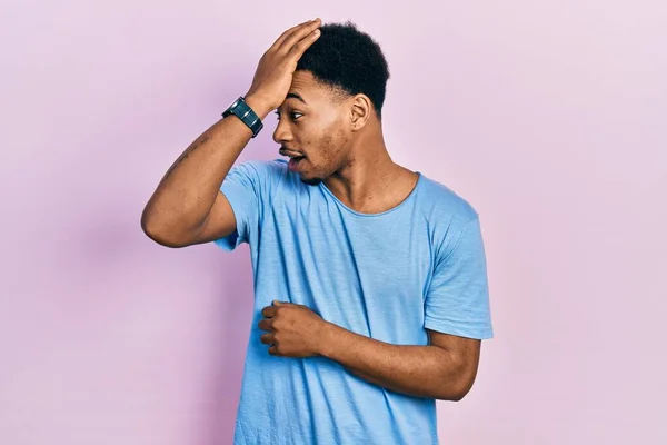 Νεαρός Αφροαμερικάνος Που Φοράει Μπλε Μπλουζάκι Έκπληκτος Χέρι Στο Κεφάλι — Φωτογραφία Αρχείου