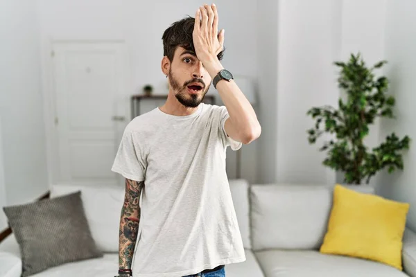 Hispanic Man Beard Living Room Home Surprised Hand Head Mistake — Stock Photo, Image