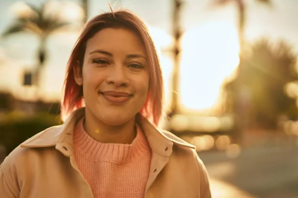 Jong Hispanic Meisje Glimlachen Gelukkig Staan Stad — Stockfoto