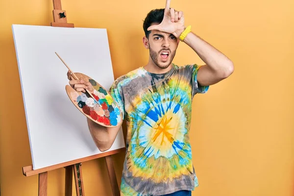 Joven Hombre Hispano Pie Dibujando Con Paleta Por Pintor Caballete —  Fotos de Stock