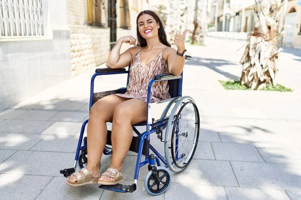 Jovem Morena Sentada Cadeira Rodas Livre Sorrindo Feliz Positiva Polegar — Fotografia de Stock