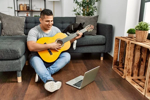 Jonge Spaanse Man Met Onlinr Klassieke Gitaar Les Zittend Vloer — Stockfoto