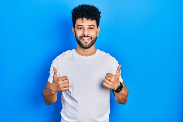 Homem Árabe Jovem Com Barba Vestindo Casual Branco Shirt Sinal — Fotografia de Stock