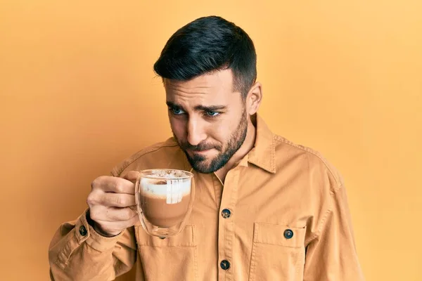 Schöner Hispanischer Mann Genießt Eine Tasse Kaffee Vor Gelbem Hintergrund — Stockfoto