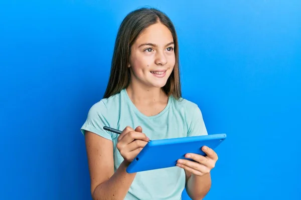 Όμορφη Μελαχρινή Κοριτσάκι Χρησιμοποιώντας Touchpad Σχέδιο Στην Οθόνη Χαμογελώντας Κοιτάζοντας — Φωτογραφία Αρχείου