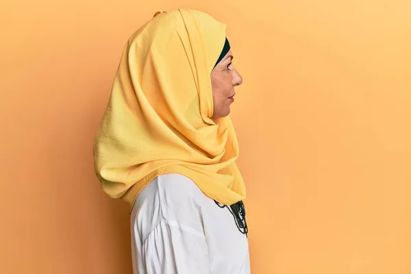 Femme Hispanique Moyen Âge Portant Une Écharpe Traditionnelle Islamique Hijab — Photo