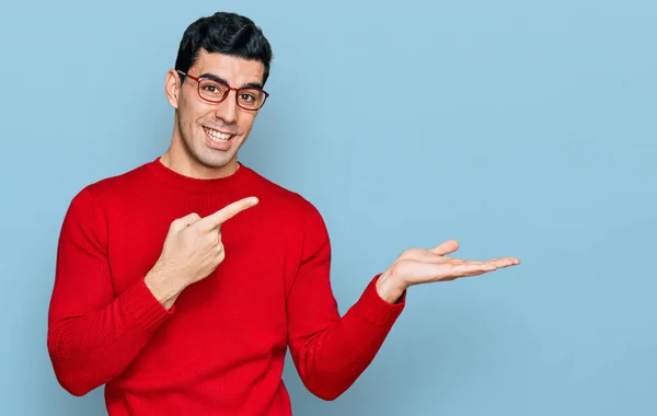 Hombre Hispano Guapo Usando Ropa Casual Gafas Asombrado Sonriendo Cámara — Foto de Stock