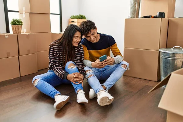 Pareja Latina Joven Usando Teléfono Inteligente Sentado Suelo Una Casa — Foto de Stock