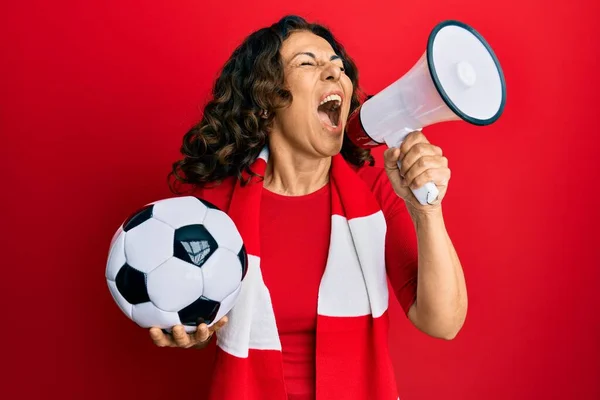Střední Věk Hispánská Žena Chuligán Křičí Přes Megafon Podporující Fotbalový — Stock fotografie
