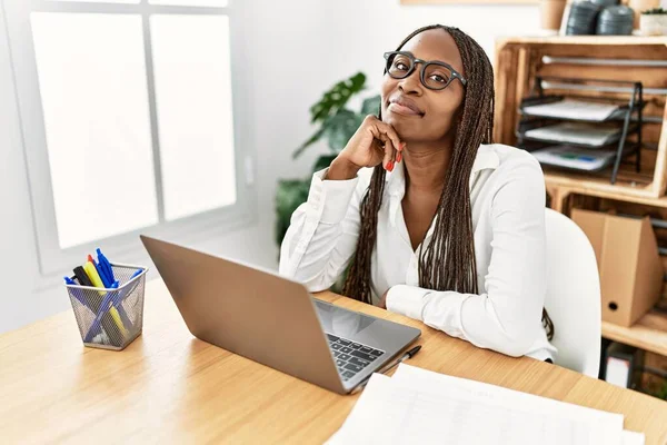 Jovem Mulher Negócios Afro Americana Sorrindo Feliz Trabalhando Escritório — Fotografia de Stock