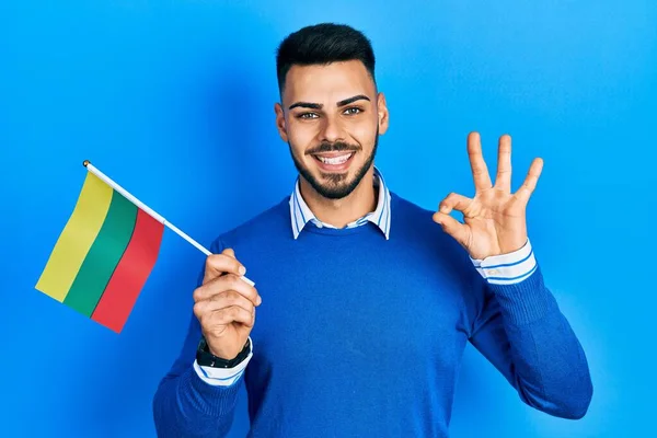 Joven Hombre Hispano Con Barba Sosteniendo Bandera Lithuania Haciendo Signo —  Fotos de Stock