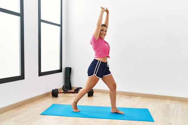Joven Mujer Hispana Sonriendo Segura Entrenar Yoga Centro Deportivo —  Fotos de Stock