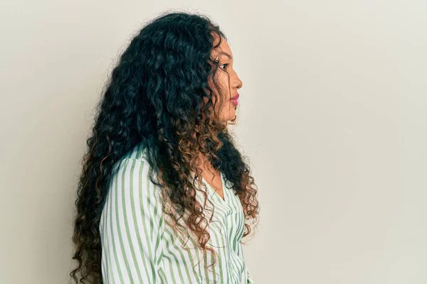 Mujer Latina Joven Que Usa Ropa Casual Mirando Hacia Lado — Foto de Stock