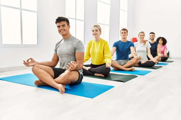 Grupo Jóvenes Sonriendo Feliz Entrenamiento Yoga Centro Deportivo — Foto de Stock