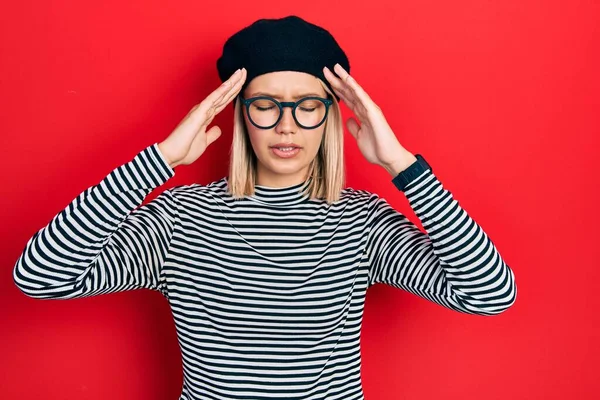 Belle Femme Blonde Portant Look Français Avec Béret Une Lunettes — Photo