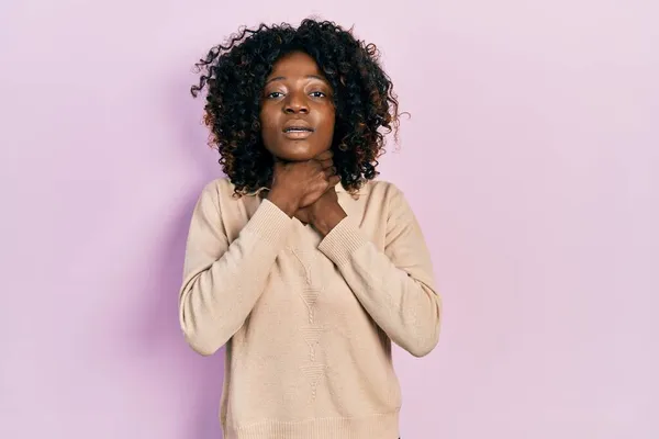 Jonge Afro Amerikaanse Vrouw Draagt Casual Kleding Schreeuwend Verstikkend Omdat — Stockfoto