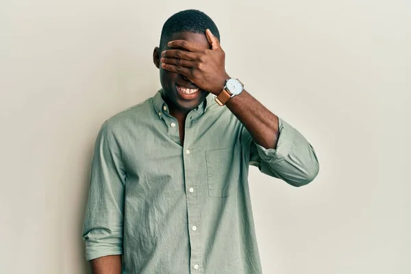 Joven Hombre Afroamericano Vistiendo Ropa Casual Sonriendo Riendo Con Mano — Foto de Stock
