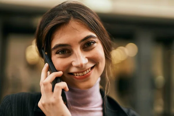 Fiatal Gyönyörű Üzletasszony Mosolyog Boldog Beszél Okostelefonon Városban — Stock Fotó