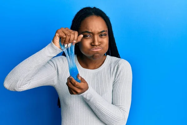 Mulher Afro Americana Com Cabelo Trançado Segurando Bochechas Inchadas Lodo — Fotografia de Stock