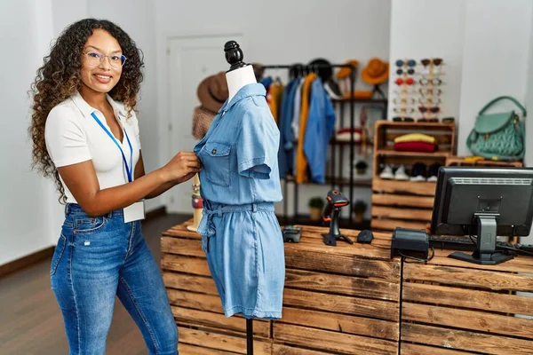若いラテンの店主女性笑顔幸せな作業で衣料品店 — ストック写真