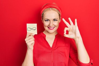 Sarışın genç bir kadın elinde sonsuz bir sembol tutuyor. Parmaklarıyla imza atıyor, gülümsüyor. Mükemmel bir sembol. 