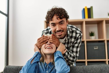 Adam evde gözleri olan sevgilisine sürpriz yapıyor..